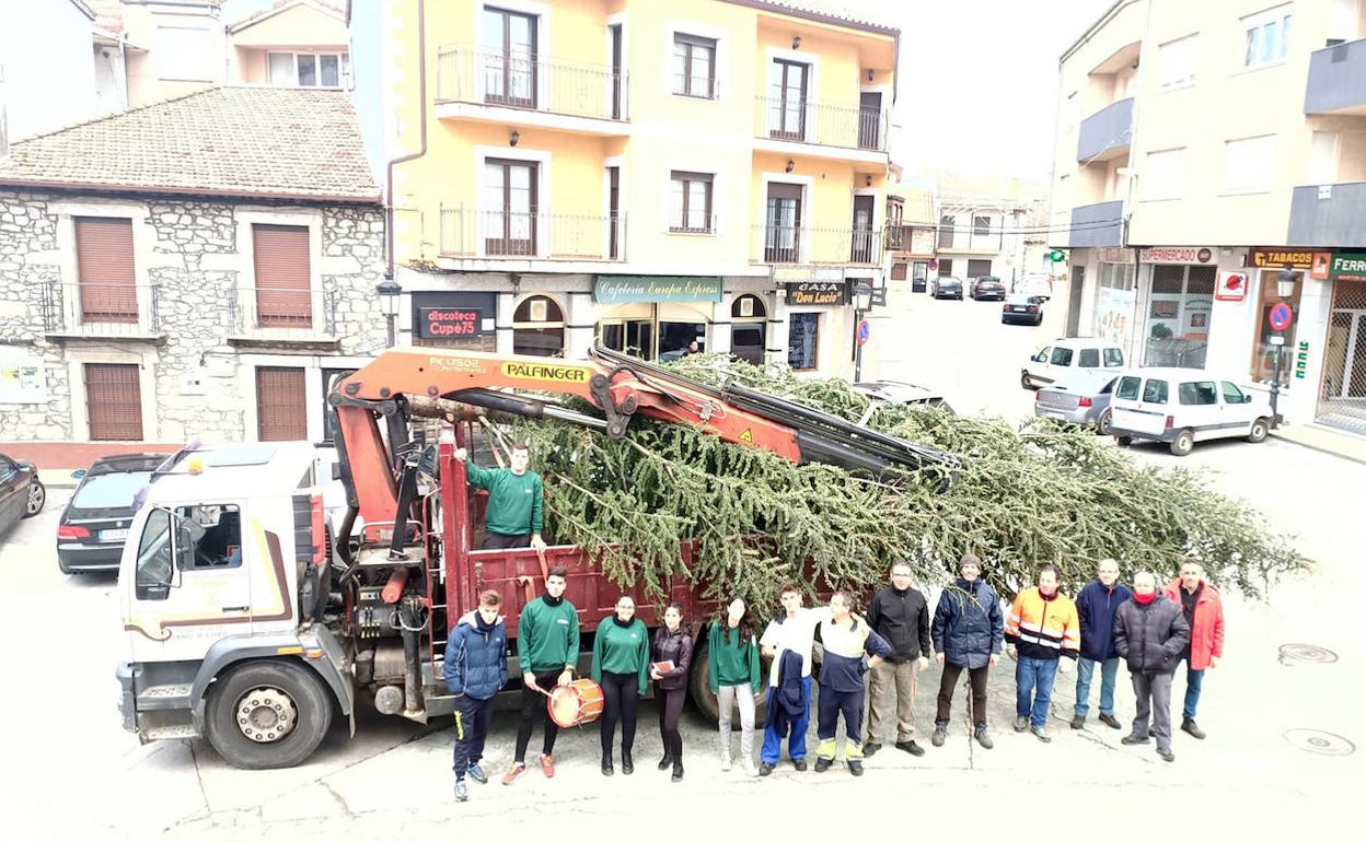 Los quintos y las personas que les ayudaron, con el árbol de Navidad antes de colocarlo.