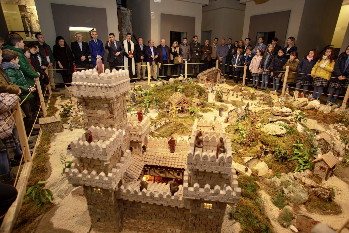 El presidente de la Diputación de Ávila, Carlos García, inauguró el Belén de la institución provincial.