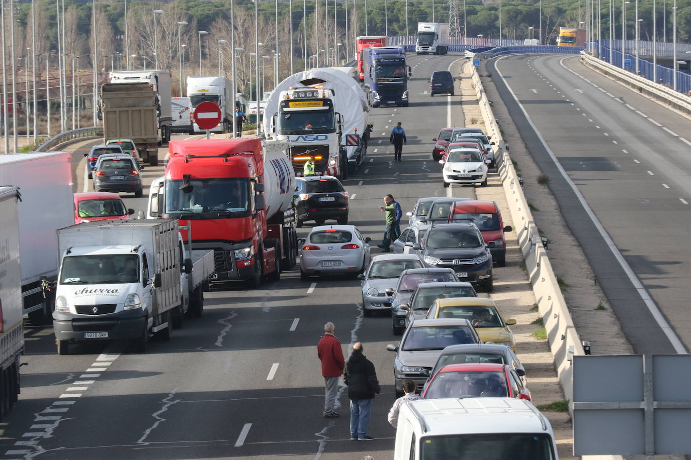 Una torreta ha derribado cables de alta tensión a la altura de la calle Oro, en el Polígono de San Cristóbal de Valladolid y la intervención policial consecuente ha provocado esta mañana cortes y retenciones