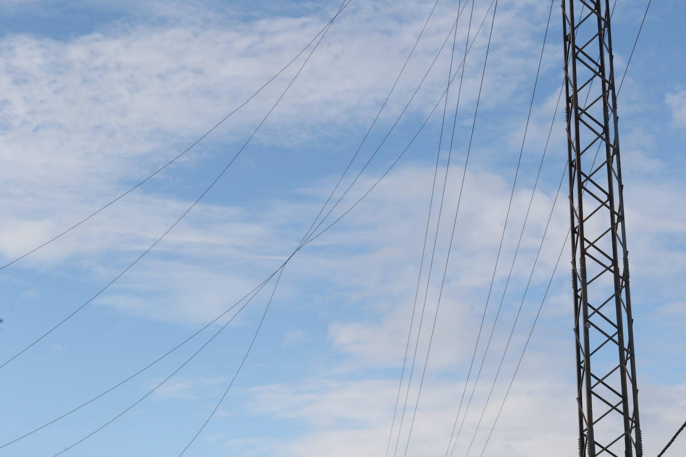Una torreta ha derribado cables de alta tensión a la altura de la calle Oro, en el Polígono de San Cristóbal de Valladolid y la intervención policial consecuente ha provocado esta mañana cortes y retenciones