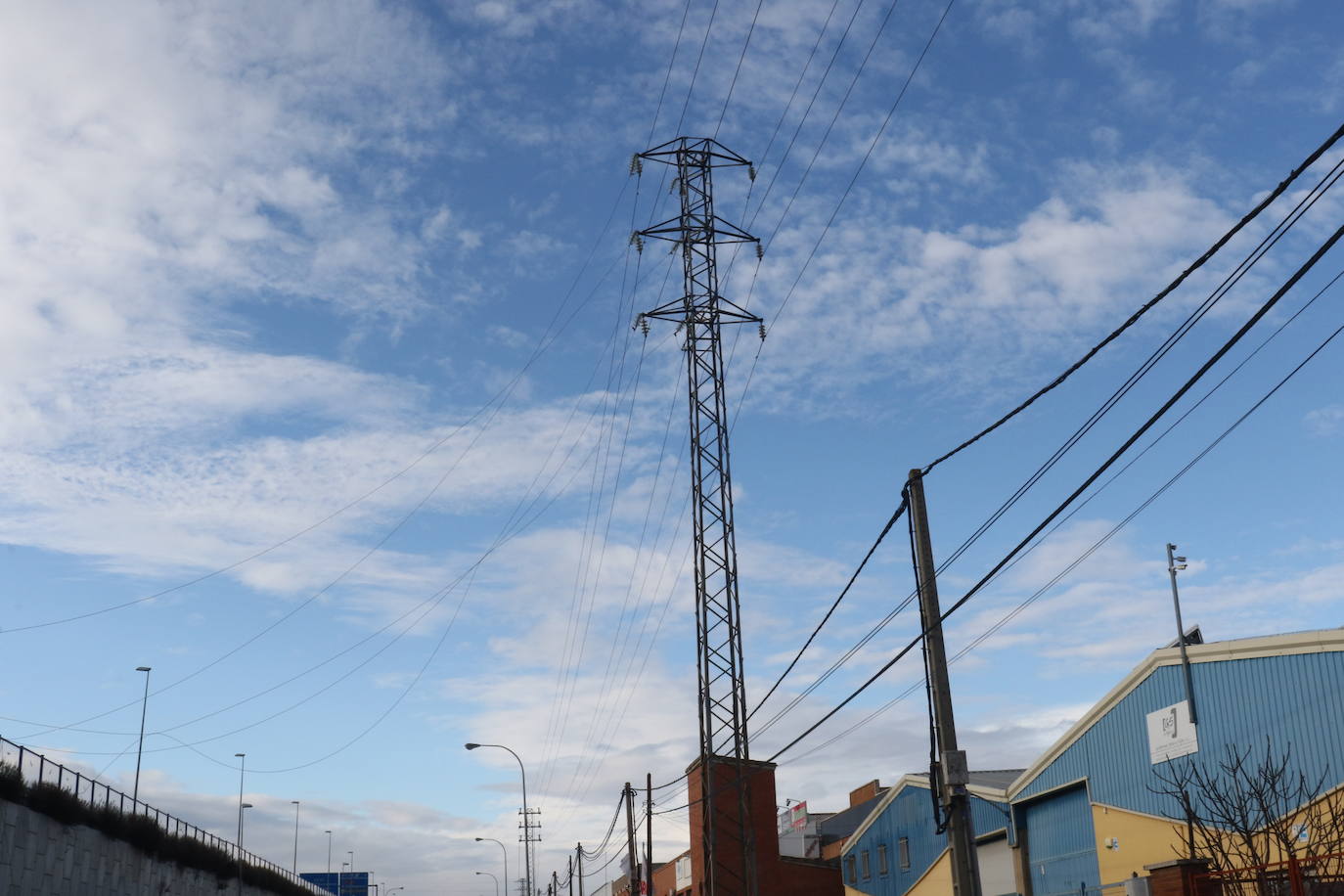 Una torreta ha derribado cables de alta tensión a la altura de la calle Oro, en el Polígono de San Cristóbal de Valladolid y la intervención policial consecuente ha provocado esta mañana cortes y retenciones