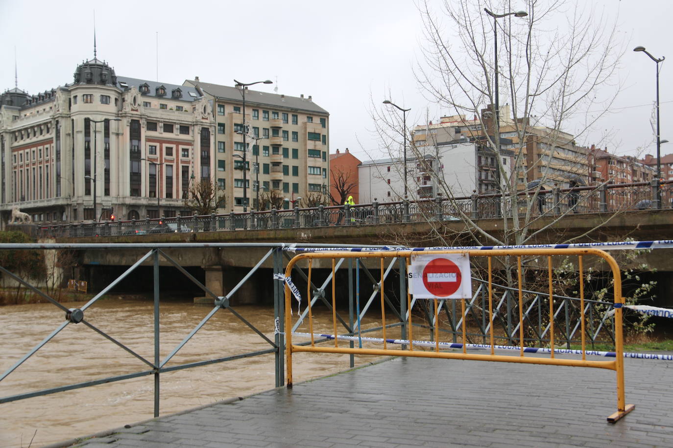 Fotos: El rio Bernesga, a punto de desbordarse a su paso por la capital leonesa