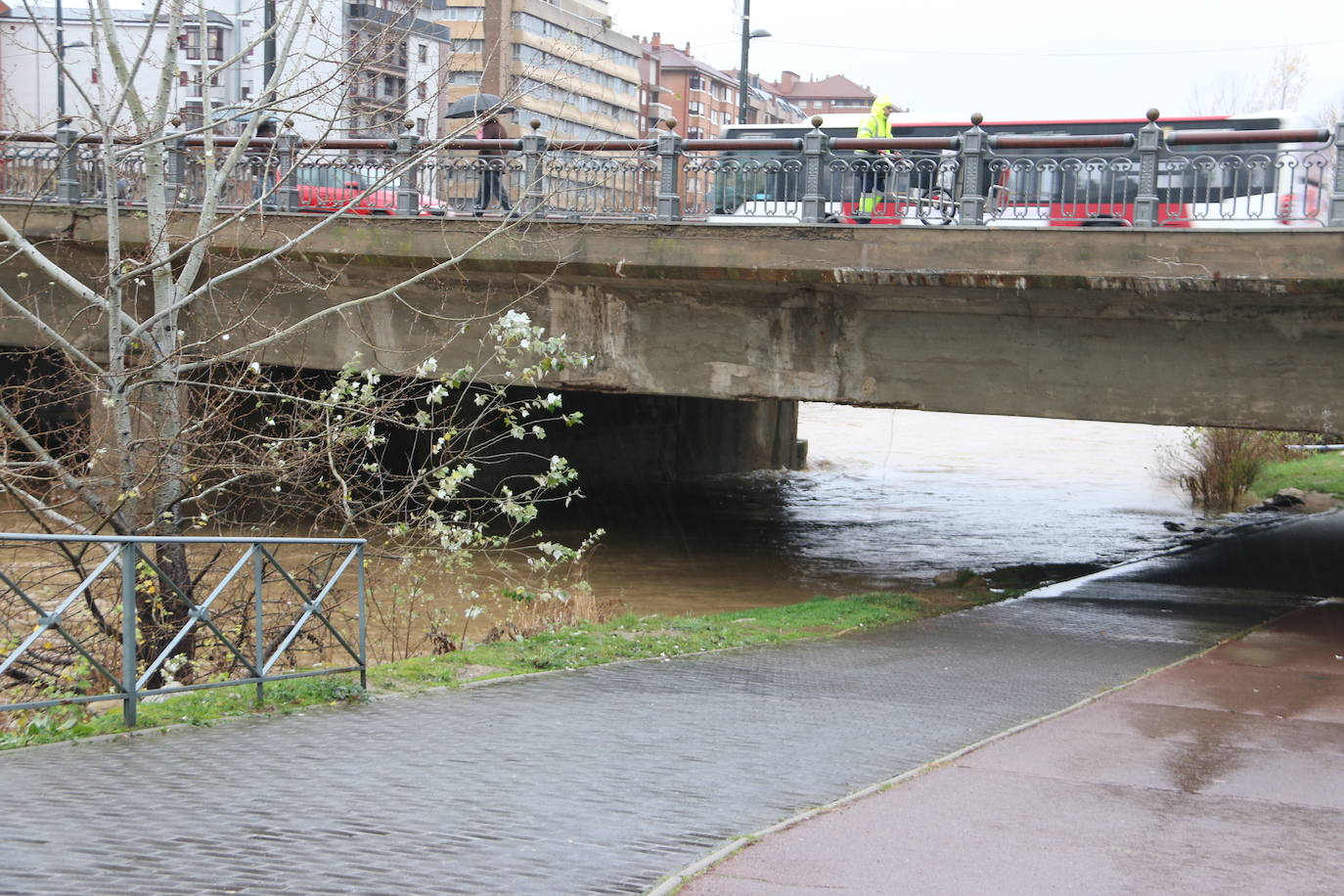 Fotos: El rio Bernesga, a punto de desbordarse a su paso por la capital leonesa