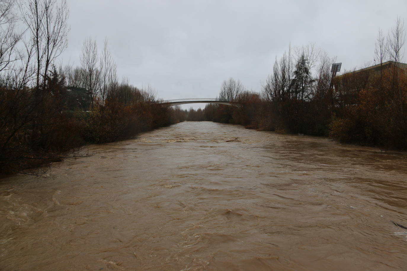 Fotos: El rio Bernesga, a punto de desbordarse a su paso por la capital leonesa