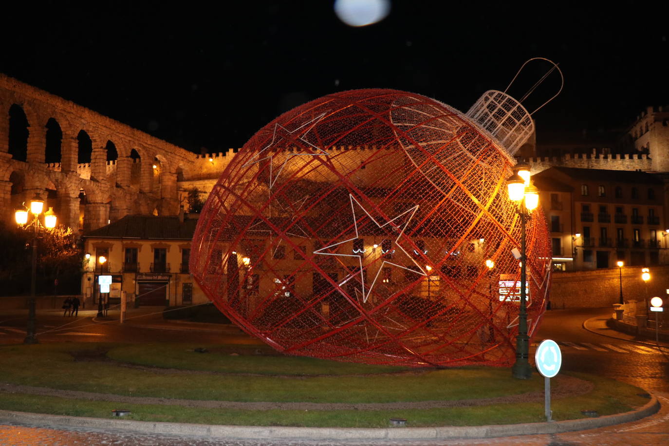 Estado en el que quedó la bola de Navidad de la plaza Oriental.