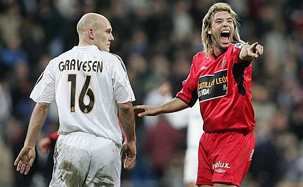 Gravesen y Losada durante el Real Valladolid-Real Madrid de la Copa del Rey en 2005.