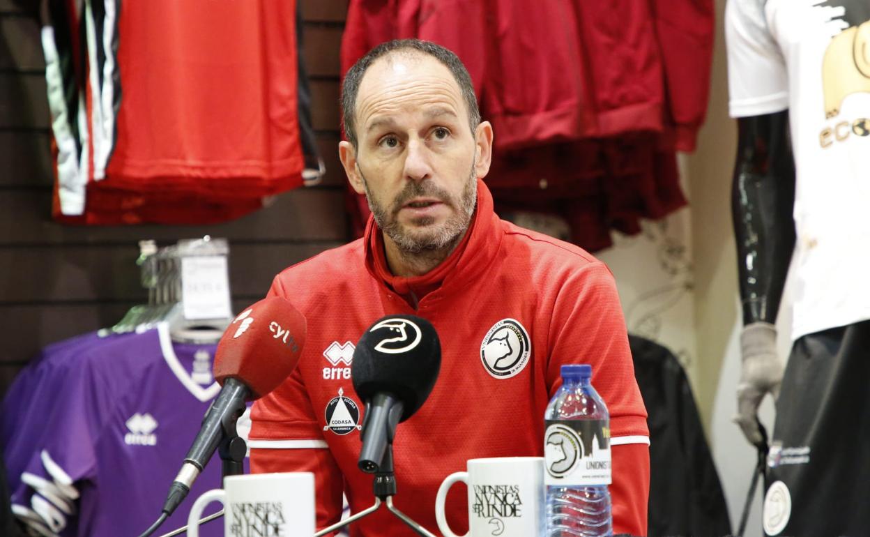 Jabi Luaces, en el CD El Tormes durante la rueda de prensa. 