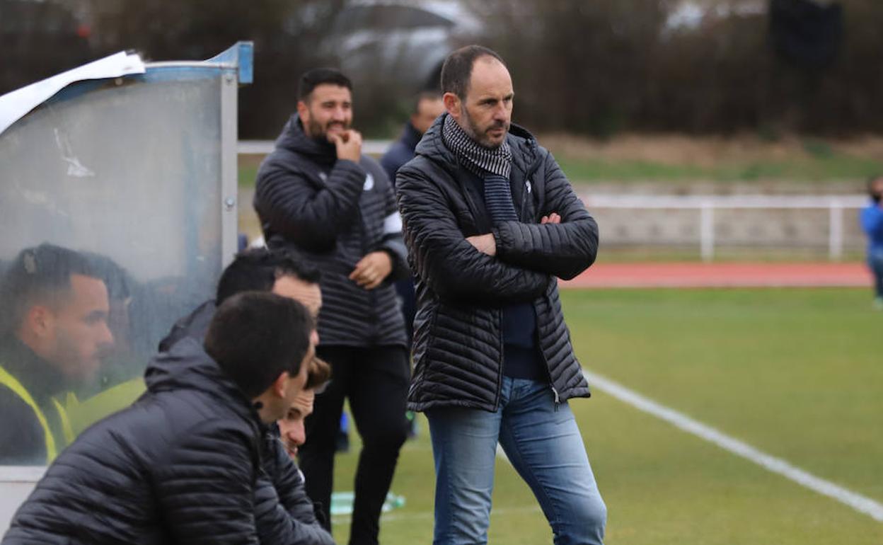 Jabi Luaces sigue el partido ante el CDGuijuelo del sábado en Las Pistas.