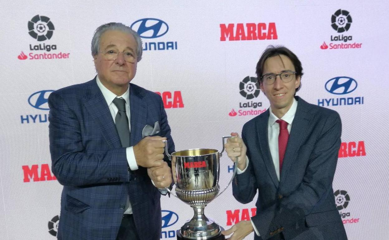 Jorge D'Alessandro posa con el trofeo junto a Ángel Martín Fuentes, el médico salmantino que logró gracias a sus informaciones que Marca le entregará el Zamora al argentino.