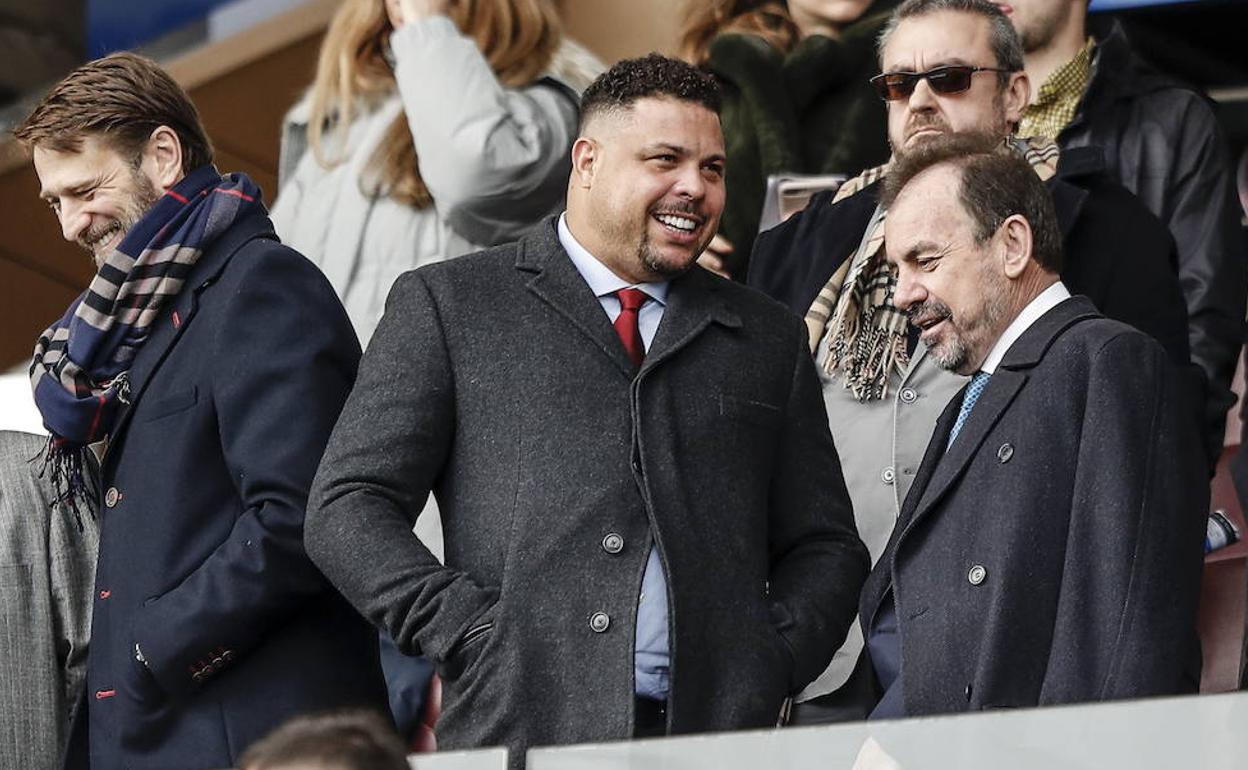 Ronaldo Nazário, en el centro, charla con el presidente del Getafe Ángel Torres en el palco del Coliseum Alfonso Pérez.