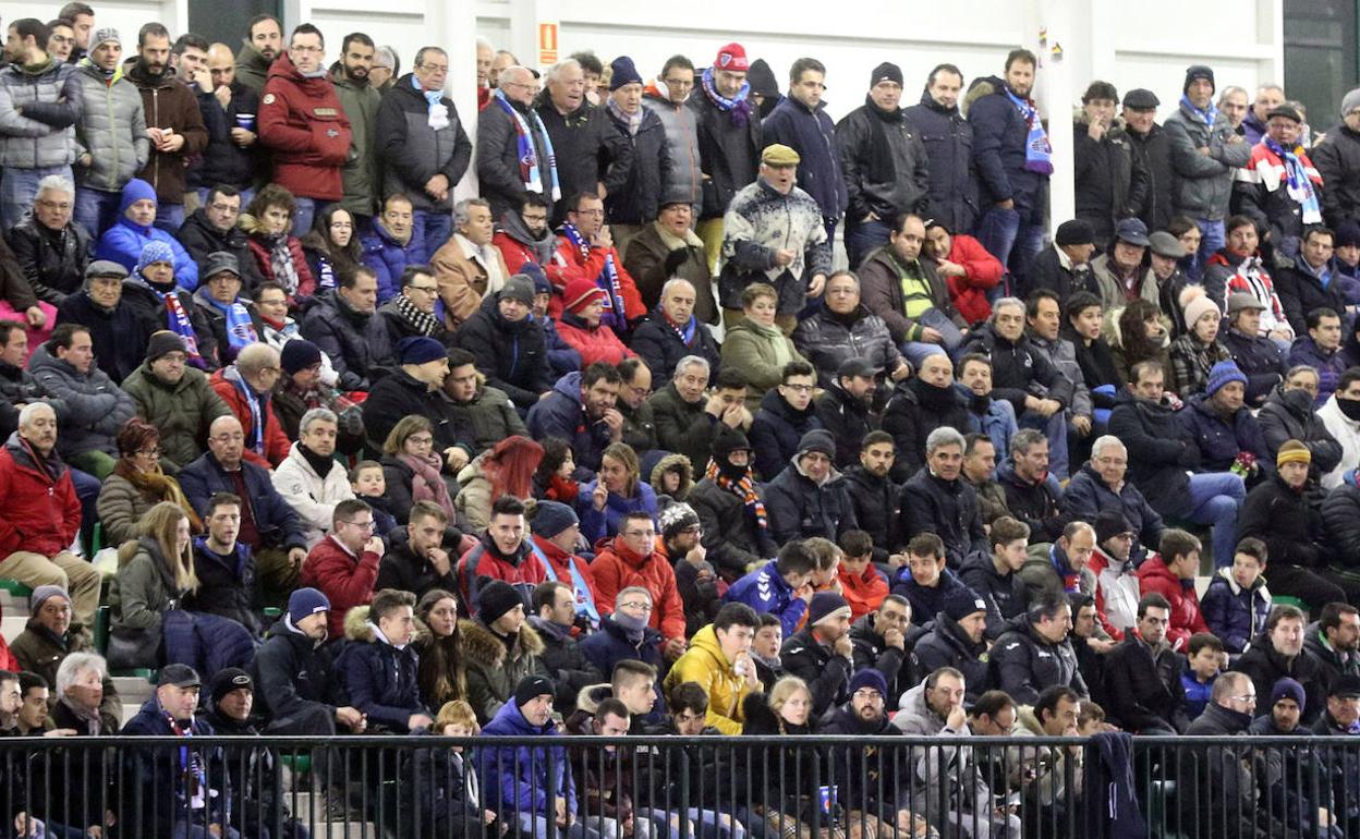 Aspecto de las gradas de La Albuera durante un partido.