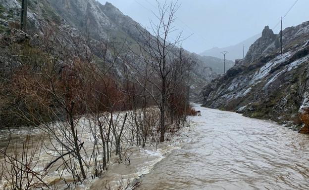 Imagen de la carretera de Lois totalmente cubierta por el agua. 