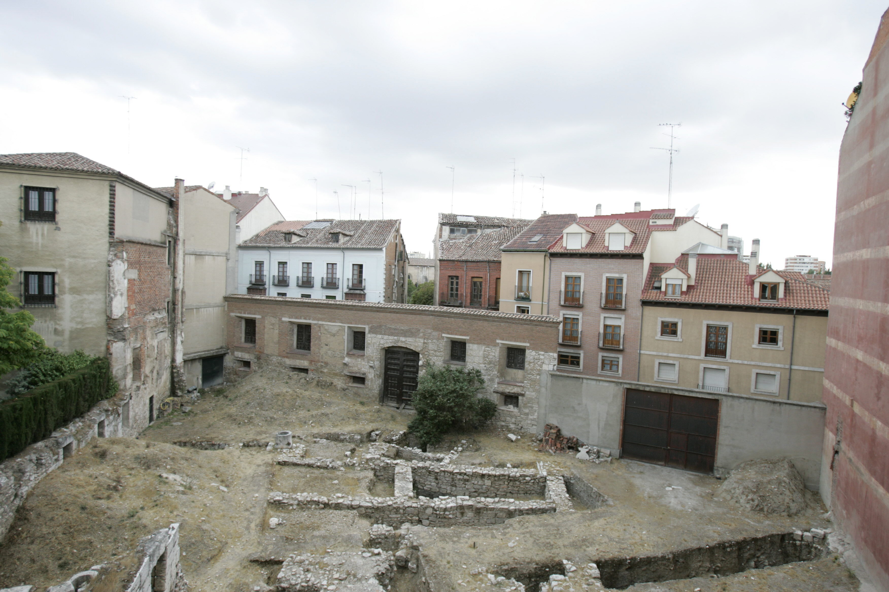 Imagen secundaria 2 - Grupo de visitantes en el patio en 1999 y la misma vista en la actualidad. También el solar del palacio que da a la calle Expósitos.