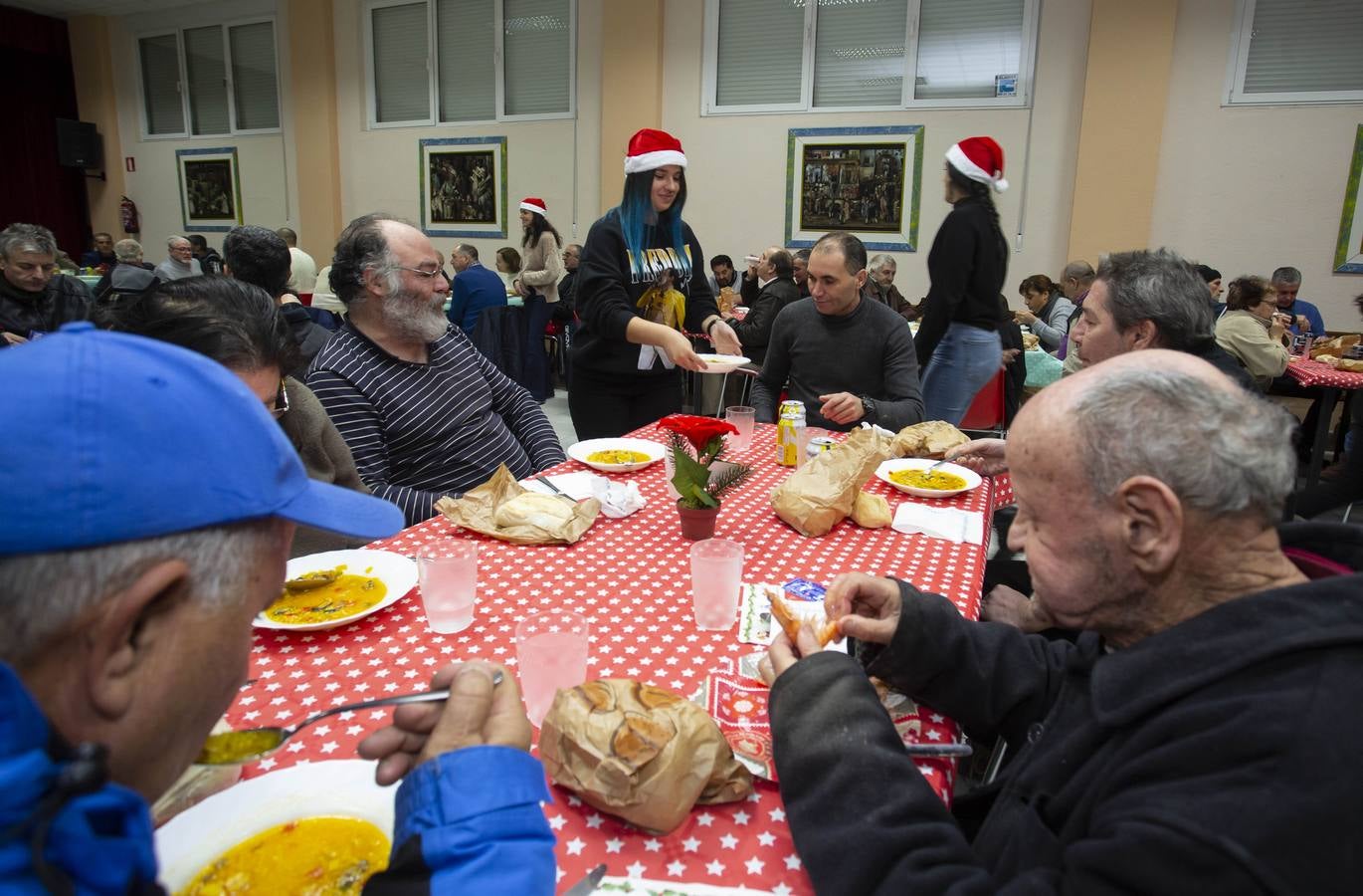 Un centenar de comensales participan en la cena organizada por la asociación estudiantil que desde hace casi tres lustros atiende las necesidades básicas de las personas sin hogar