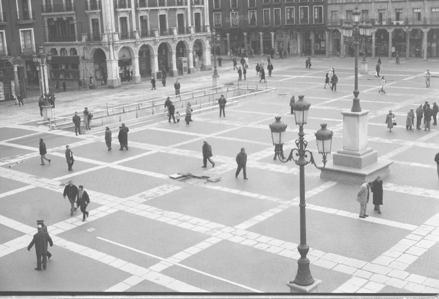 En 1997 la Plaza Mayor de Valladolid inaugura un nuevo aspecto, tras una remodelación maratoniana que afectó a todos sus elementos, excepto a la estatua del Conde Pedro Ansurez.