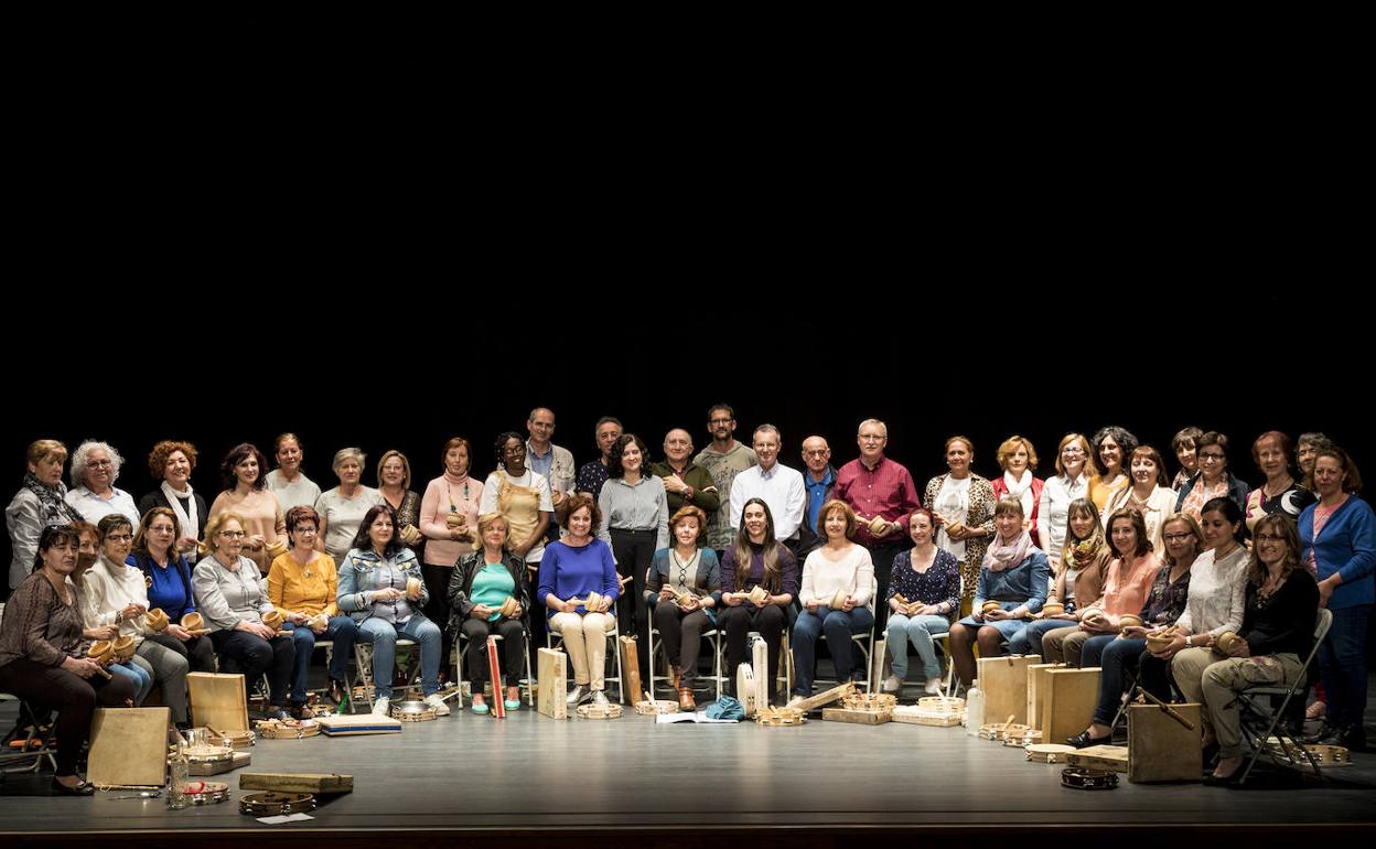 Alumnos de Canto y Percusión en un concierto en Villares de la Reina.