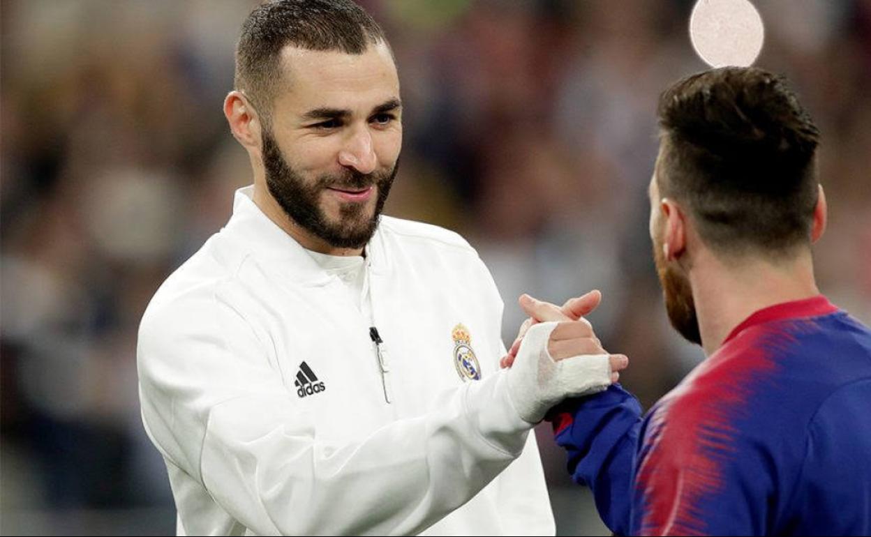 Benzema saluda a Messi antes de un clásico. 