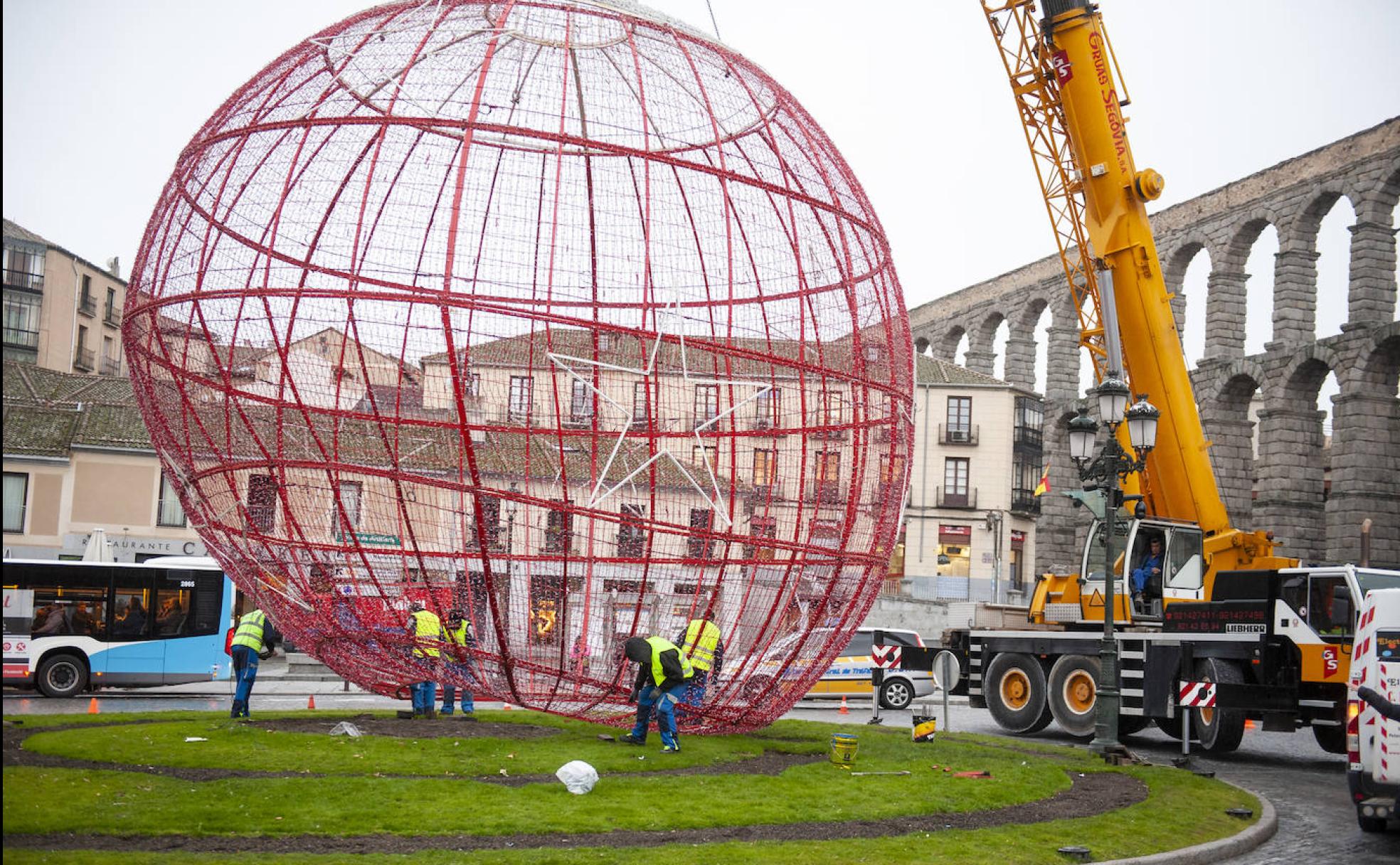 Operarios de la empresa Electricidad Carmelo Plaza evalúan los daños del viento en la bola de Navidad de la plaza de la Artillería. 