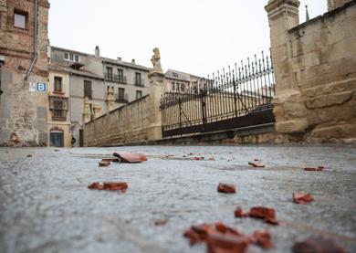 Imagen secundaria 1 - Efectos del temporal en distintos puntos de la ciudad. 
