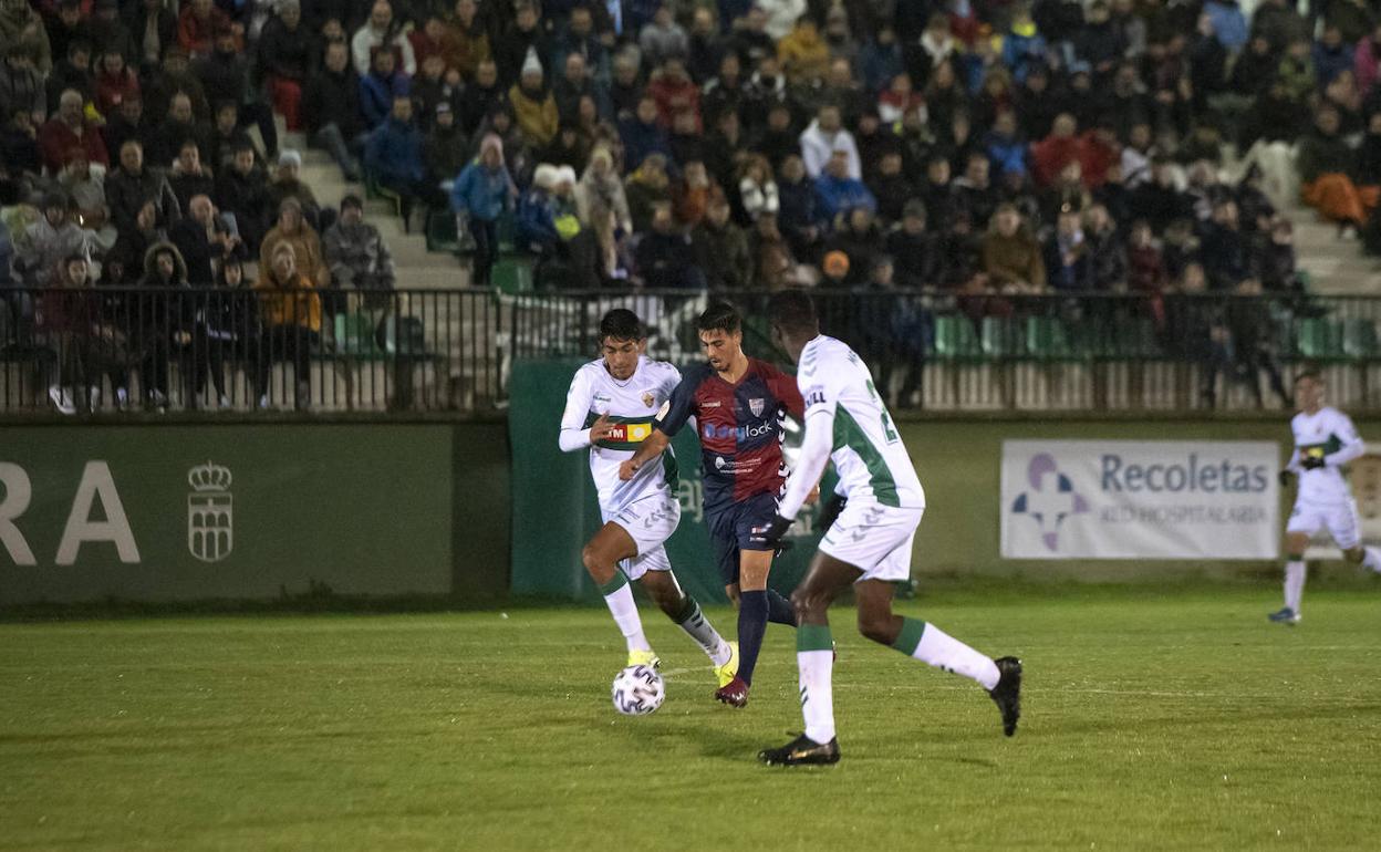 Javi Borrego inicia una jugada de ataque de la Segoviana durante el partido frente al Elche.