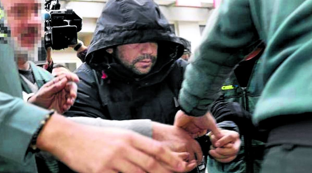 Jorge Ignacio Palma es conducido por guardias civiles.