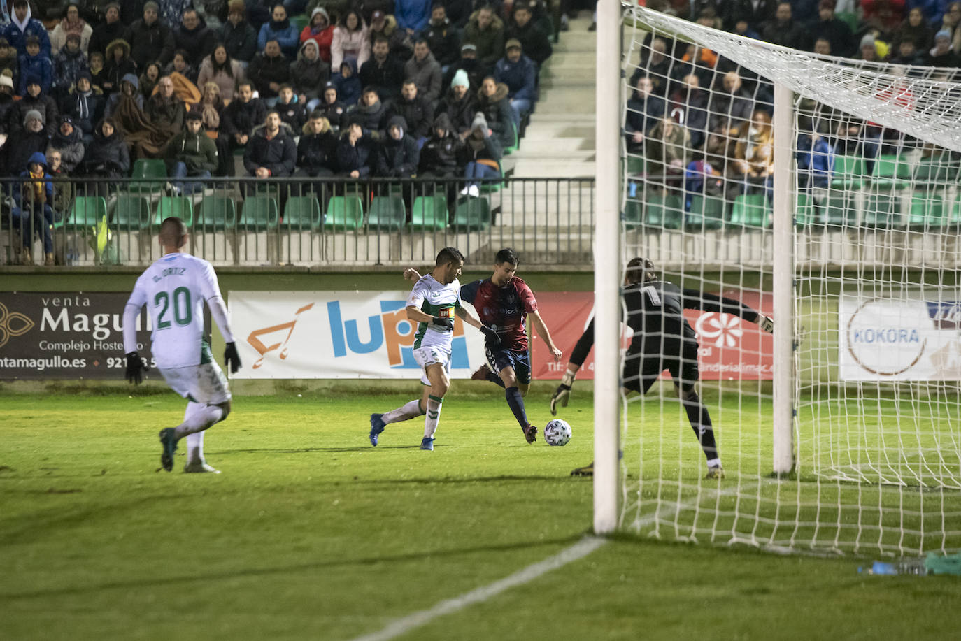 Jugadas del encuentro disputado frente al Elche en el municipal de La Albuera.