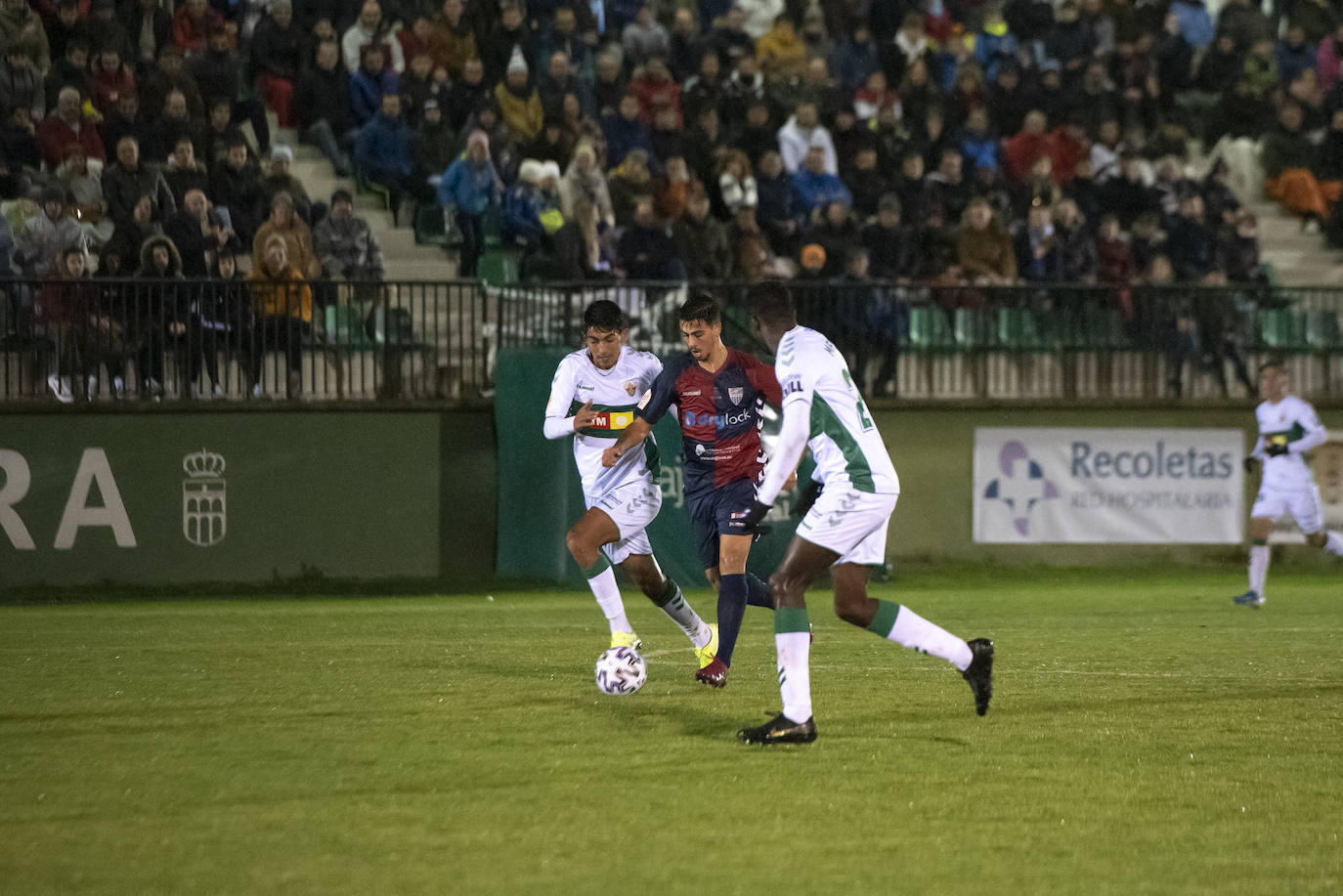 Jugadas del encuentro disputado frente al Elche en el municipal de La Albuera.