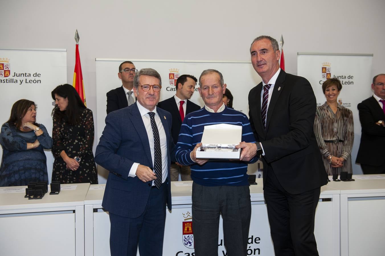 El delegado territorial, José Mazarías, ha trasladado el reconocimiento de la Junta de Castilla y León a 162 funcionarios y laborales que en 2019 culminan su carrera profesional al servicio de los ciudadanos y a los que reciben este año distinciones por años de servicio