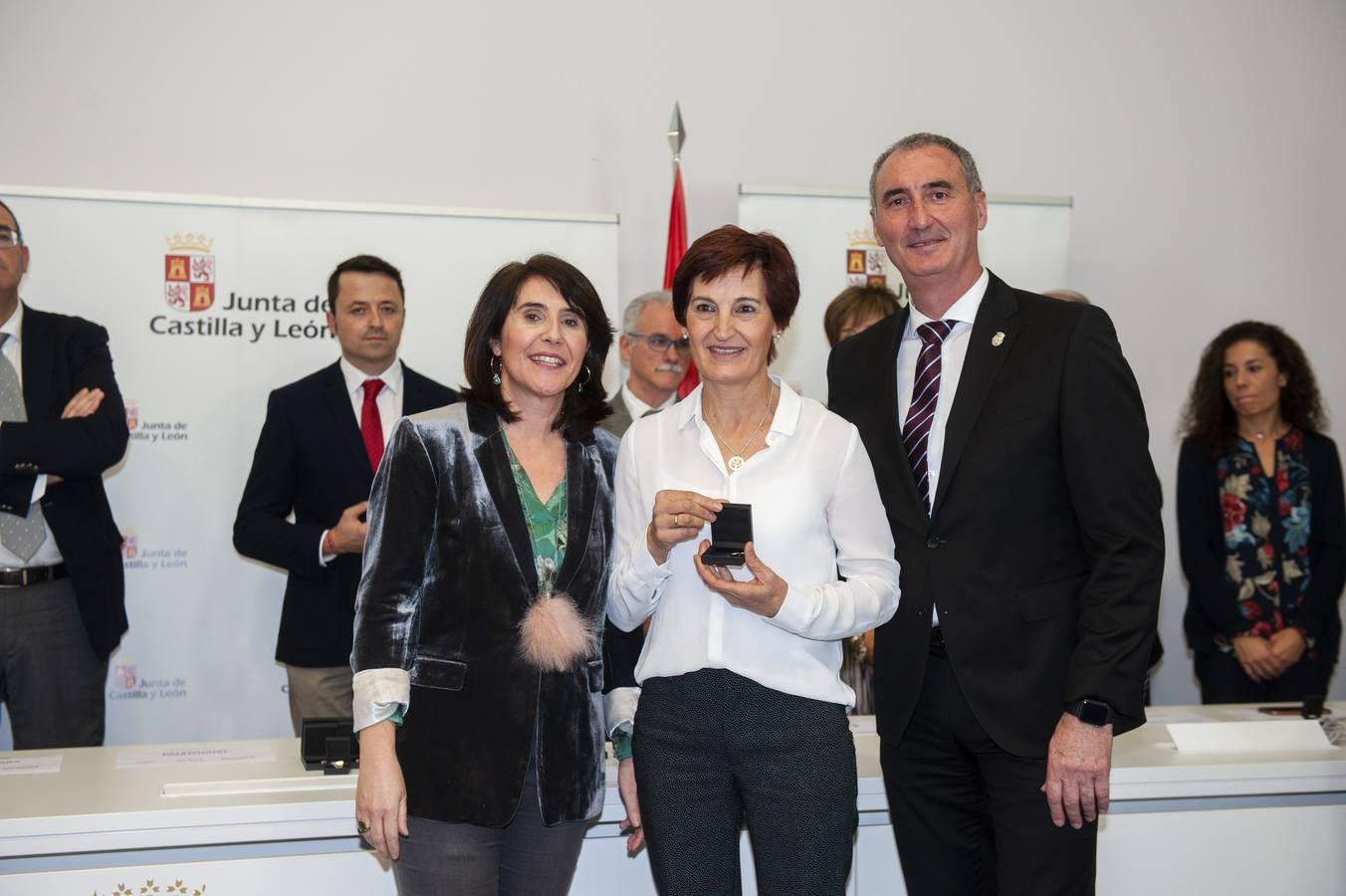 El delegado territorial, José Mazarías, ha trasladado el reconocimiento de la Junta de Castilla y León a 162 funcionarios y laborales que en 2019 culminan su carrera profesional al servicio de los ciudadanos y a los que reciben este año distinciones por años de servicio