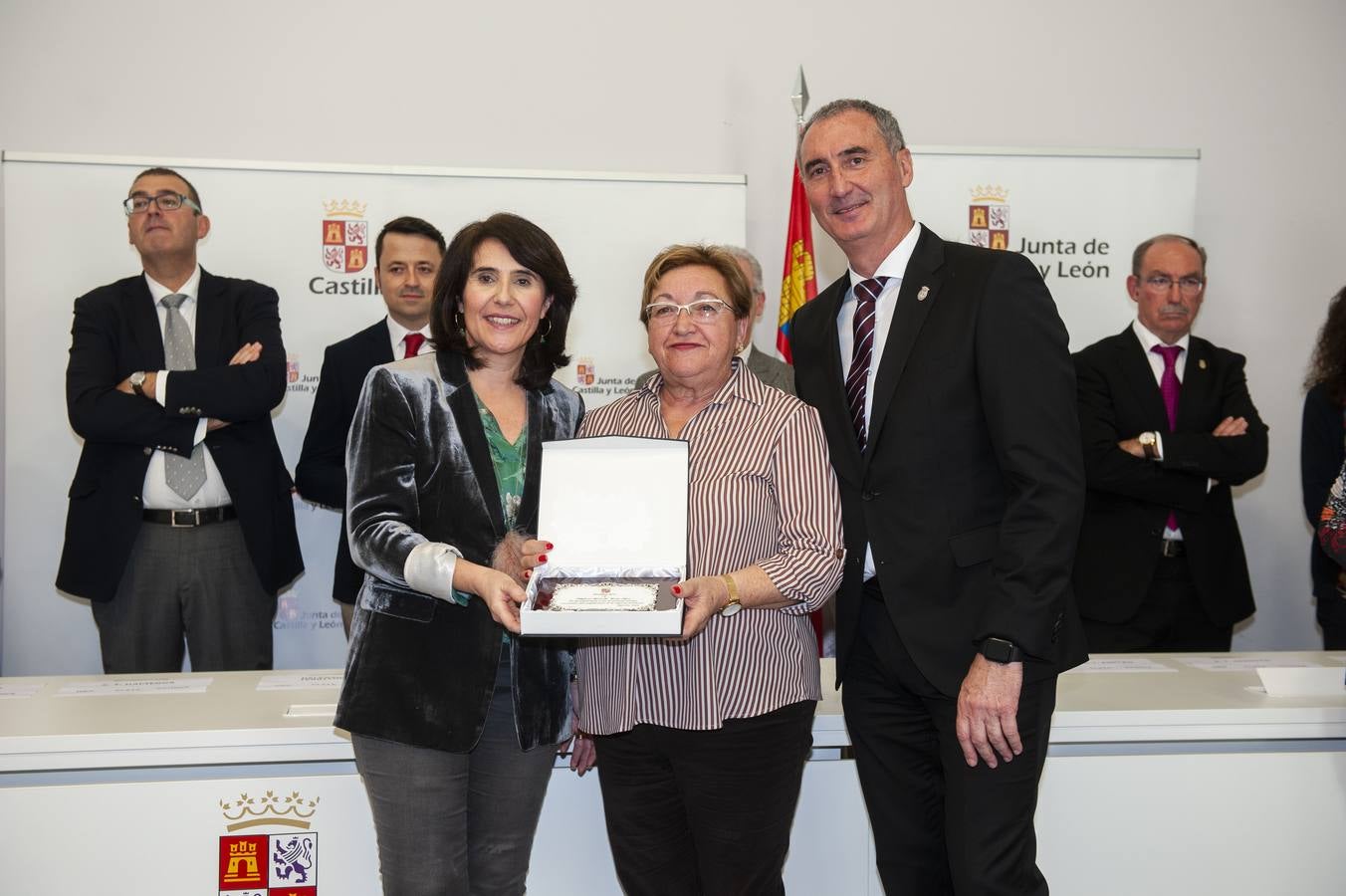 El delegado territorial, José Mazarías, ha trasladado el reconocimiento de la Junta de Castilla y León a 162 funcionarios y laborales que en 2019 culminan su carrera profesional al servicio de los ciudadanos y a los que reciben este año distinciones por años de servicio