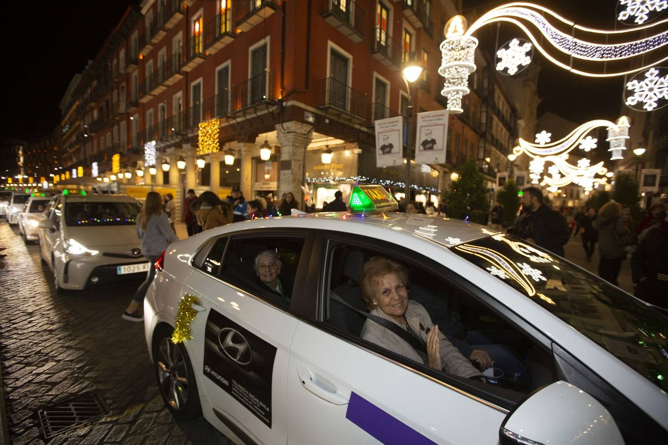 Más de 150 ancianos de una docena de residencias han participado por primera vez en una iniciativa navideña promovida por los taxistas de la ciudad