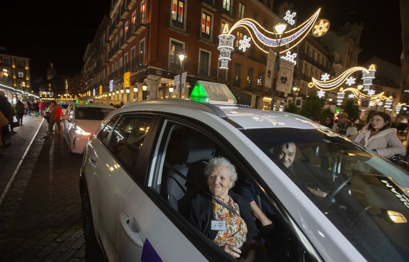 Más de 150 ancianos de una docena de residencias han participado por primera vez en una iniciativa navideña promovida por los taxistas de la ciudad