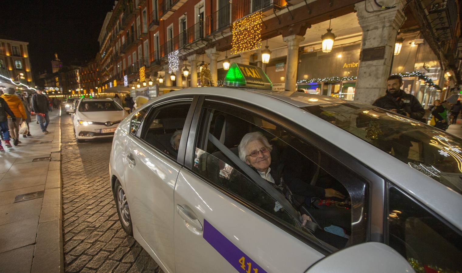 Más de 150 ancianos de una docena de residencias han participado por primera vez en una iniciativa navideña promovida por los taxistas de la ciudad
