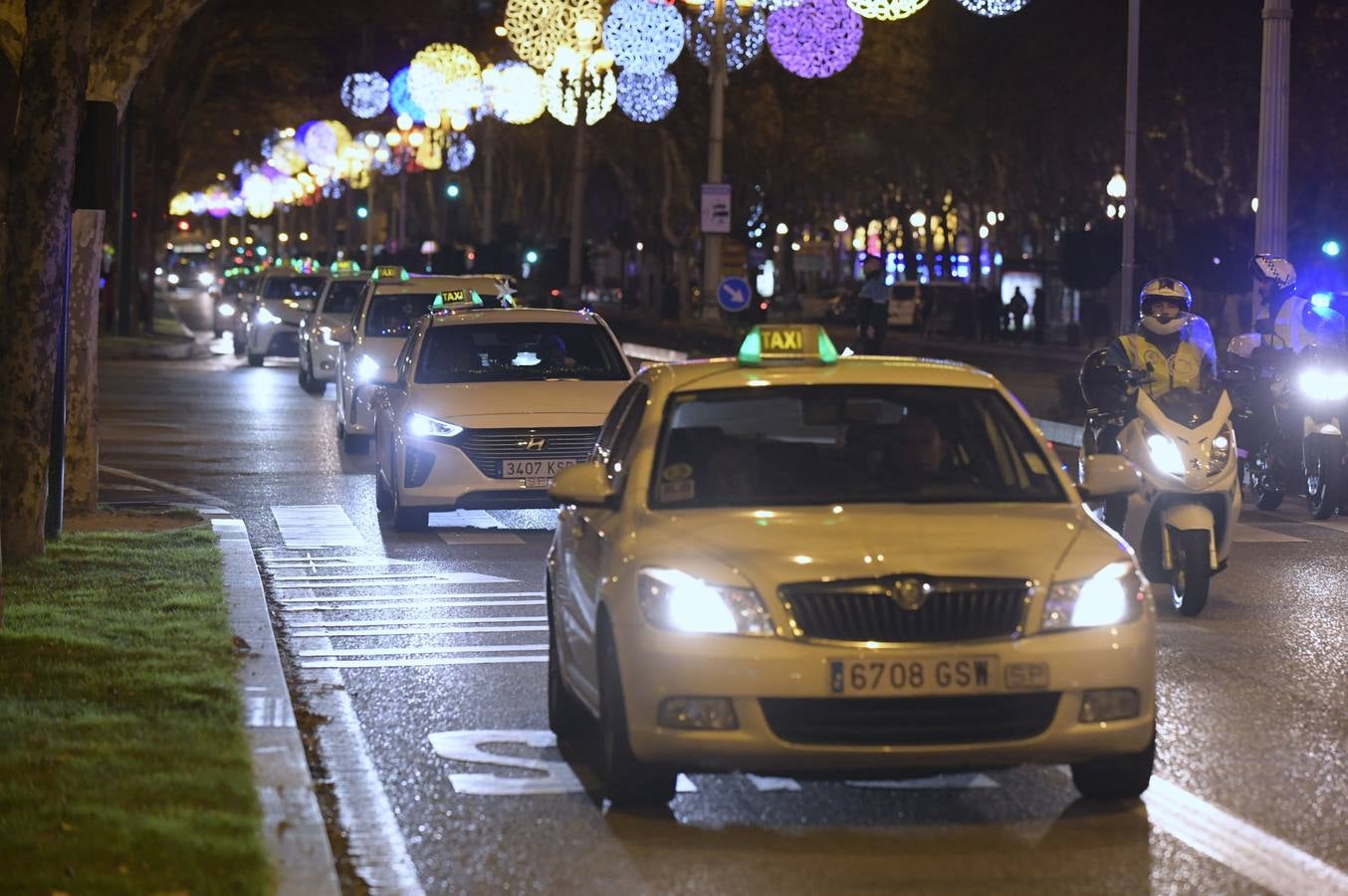 Más de 150 ancianos de una docena de residencias han participado por primera vez en una iniciativa navideña promovida por los taxistas de la ciudad