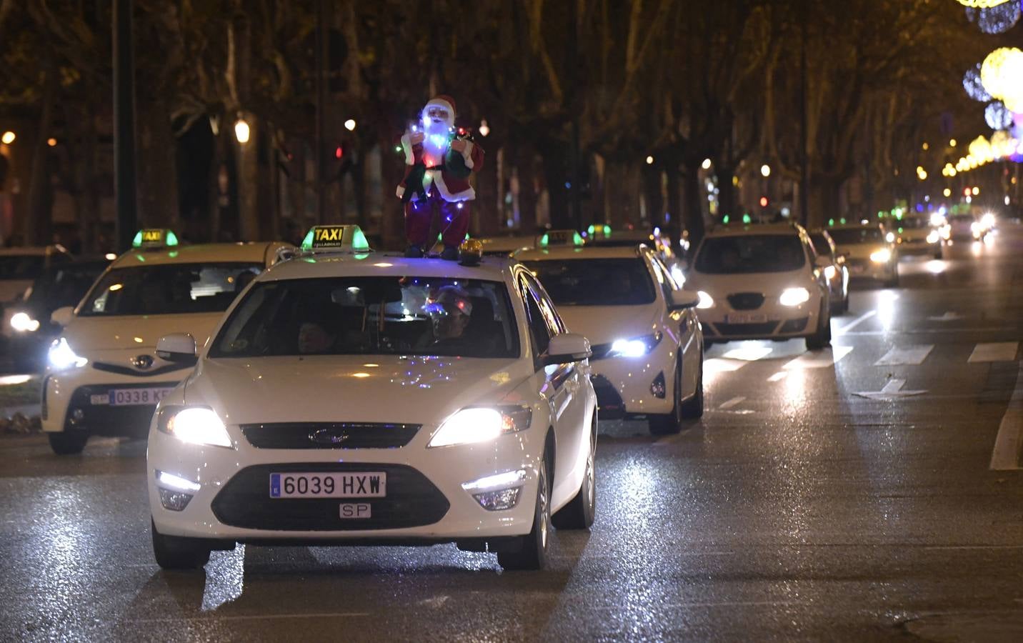 Más de 150 ancianos de una docena de residencias han participado por primera vez en una iniciativa navideña promovida por los taxistas de la ciudad