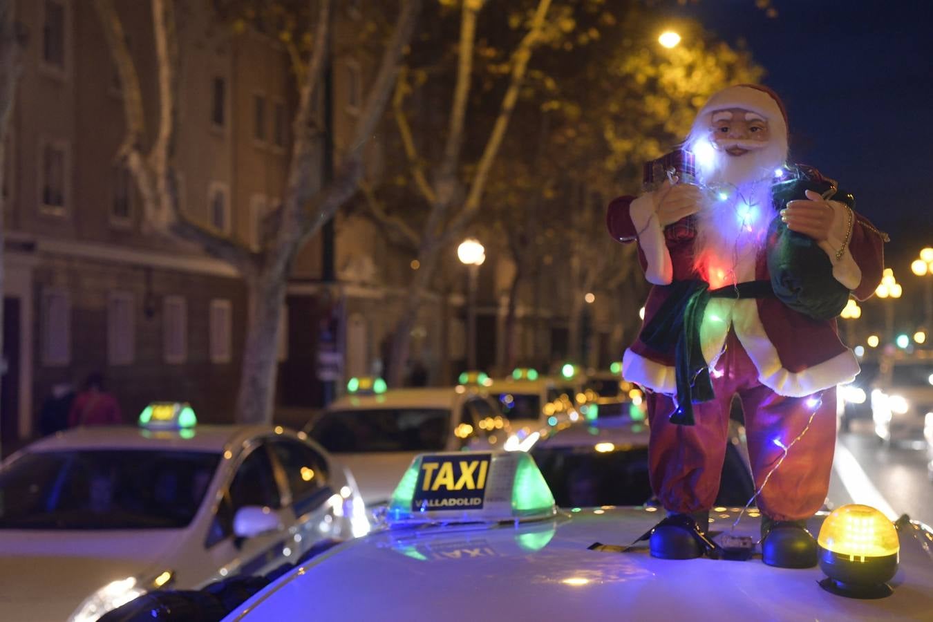 Más de 150 ancianos de una docena de residencias han participado por primera vez en una iniciativa navideña promovida por los taxistas de la ciudad