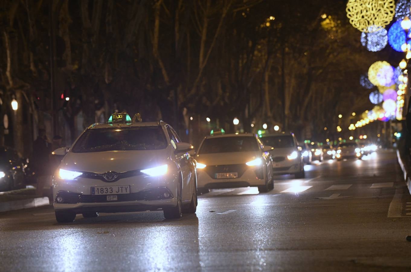 Más de 150 ancianos de una docena de residencias han participado por primera vez en una iniciativa navideña promovida por los taxistas de la ciudad