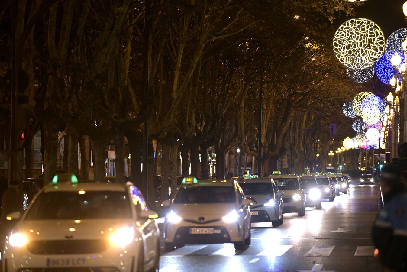 Más de 150 ancianos de una docena de residencias han participado por primera vez en una iniciativa navideña promovida por los taxistas de la ciudad