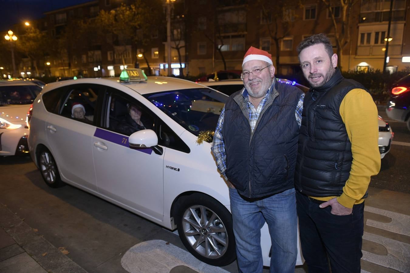 Más de 150 ancianos de una docena de residencias han participado por primera vez en una iniciativa navideña promovida por los taxistas de la ciudad