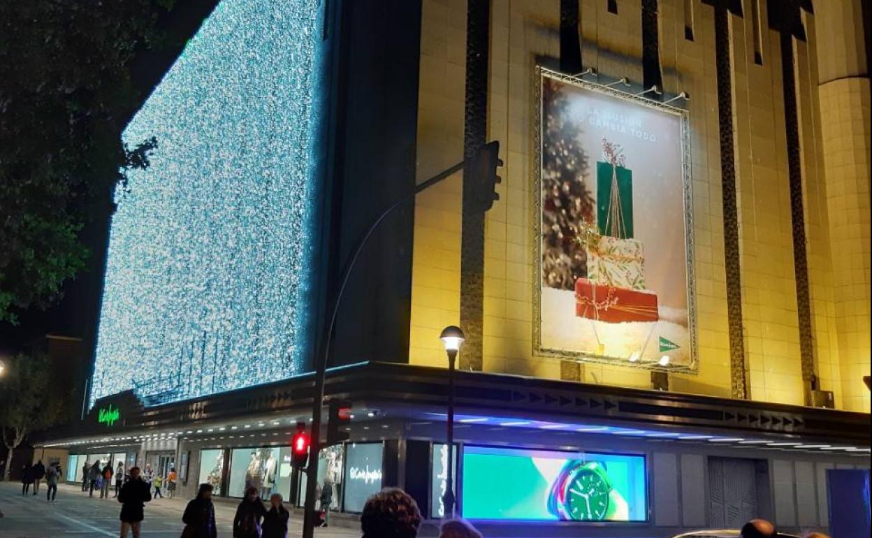 Corte Inglés en el Paseo de Zorrilla de Valladolid con iluminación navideña.