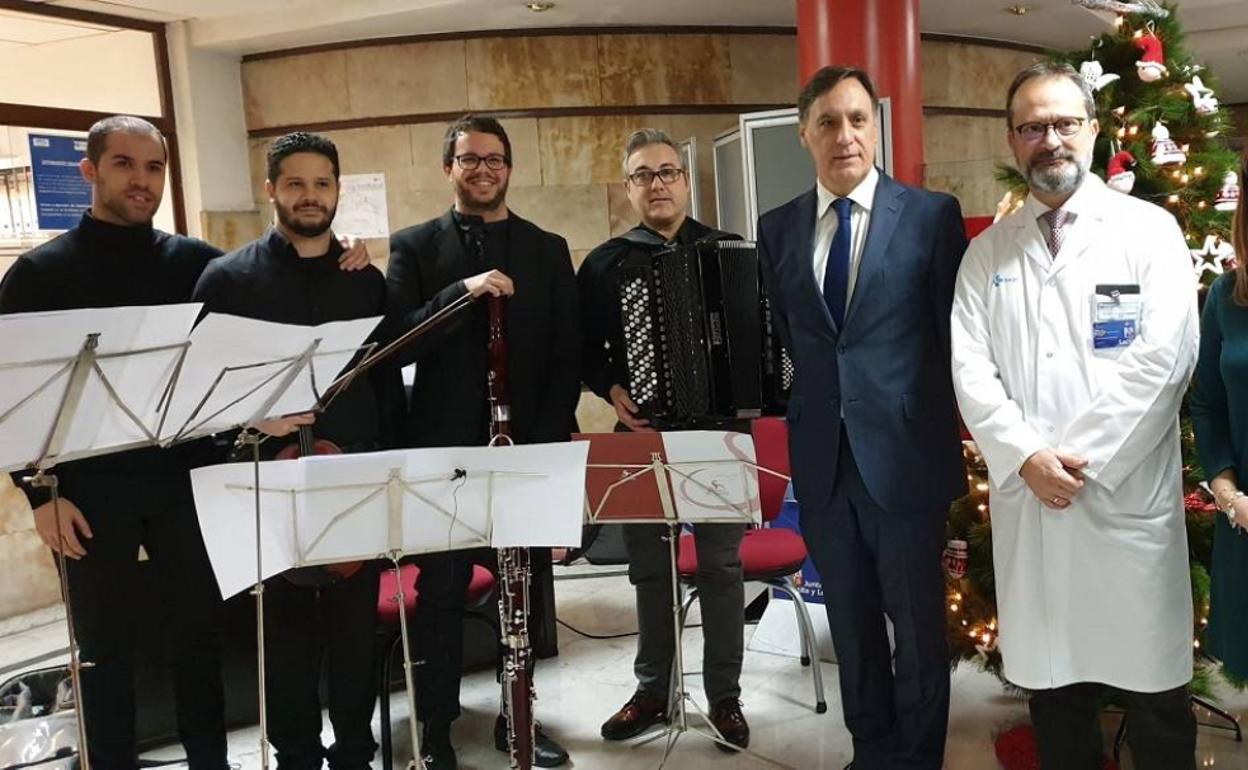 La primera 'cápsula musical' tuvo lugar en el holl de entrada al Clínico Universitario. 