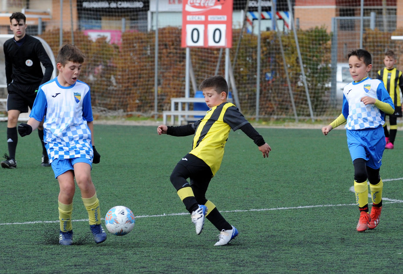 La zaga del Tudela trata de cortar el avance rival.