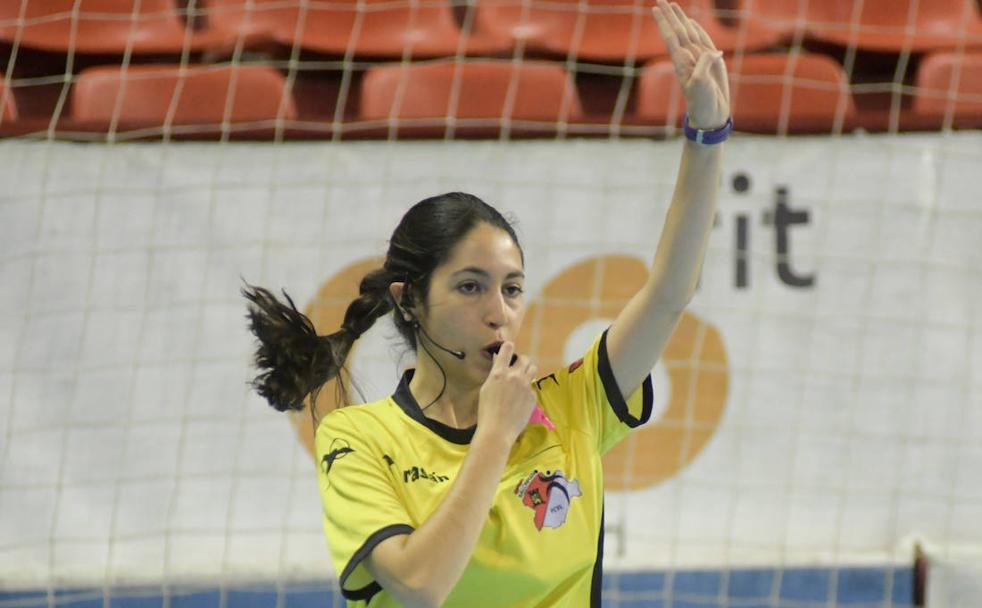 Marta Rodríguez durante uno de los partido de balonmano que arbitra. 