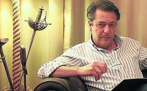 Augusto Ferrer Dalmau, en un rincón de su casa.