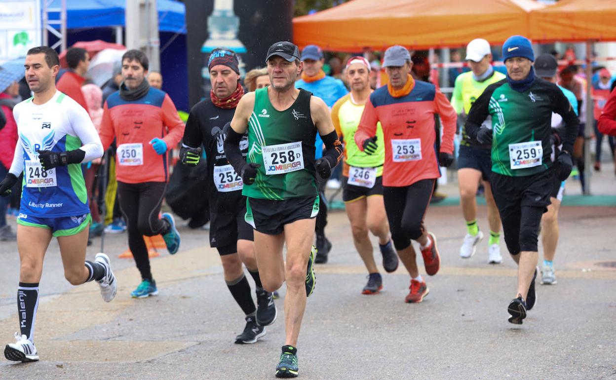 Un grupo de corredores afronta el segundo cross de Cabrerizos en Moriscos.