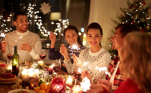 Una familia celebra una cena durante las fiestas navideñas.