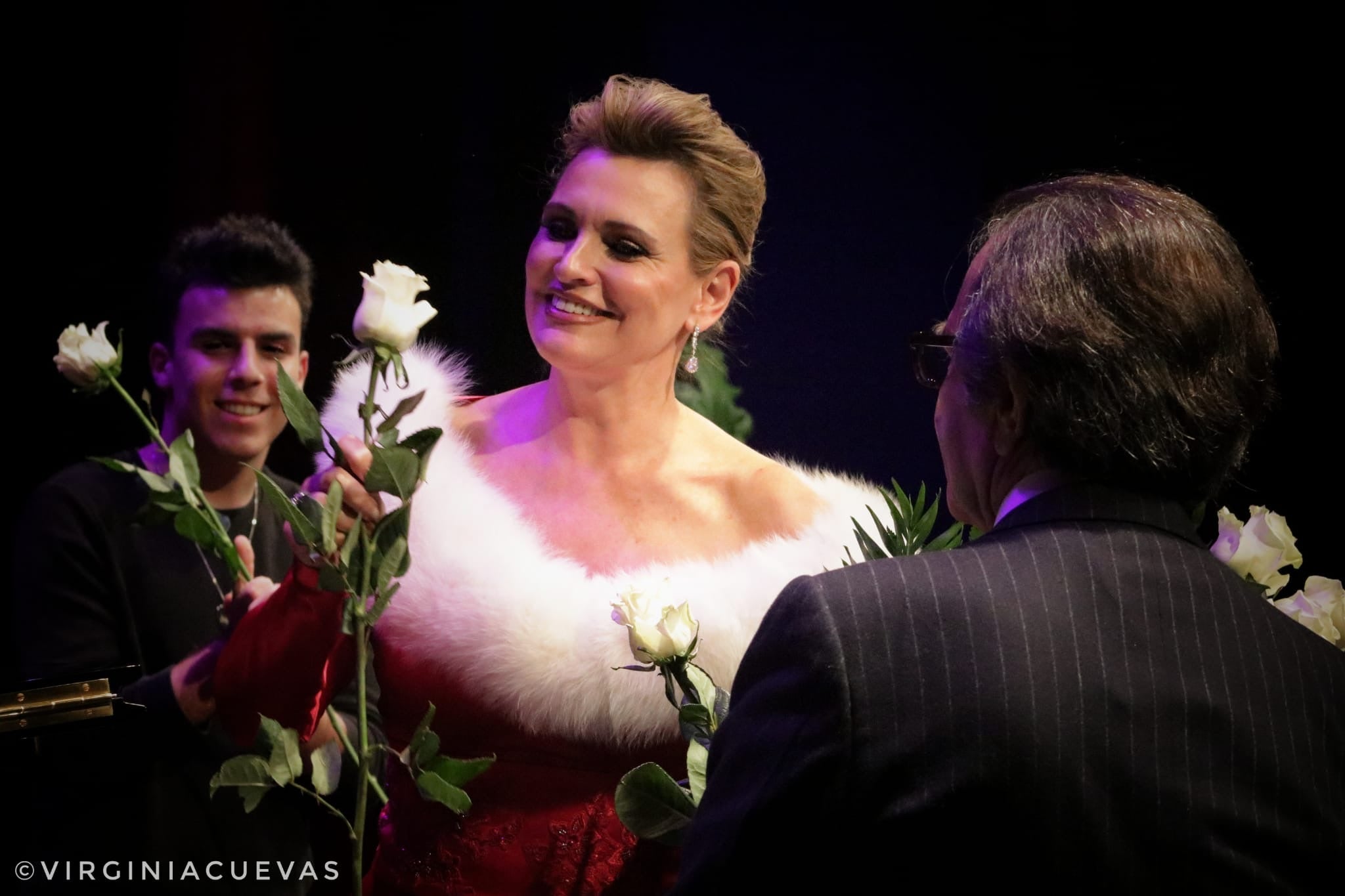 La soprano vasca Ainhoa Arteta hizo el jueves un paréntesis en la gira mundial de presentación de 'La otra orilla', su último álbum de estudio, para ofrecer en el Teatro Zorrilla de Valladolid un concierto extraordinario con el título 'Cantares viajeros', con motivo del décimo aniversario de la reapertura del coliseo. Con las entradas agotadas prácticamente desde que se pusieron a la venta, Arteta compareció en el escenario acompañada únicamente por Javier Carmena al piano