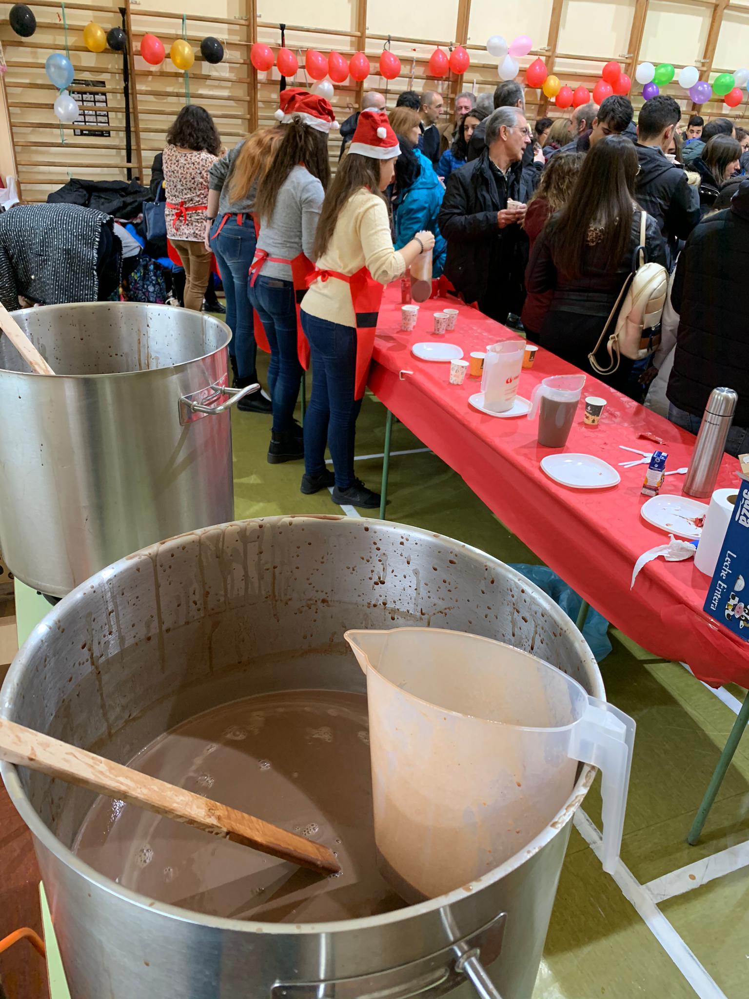 Más de 500 personas se dieron cita en el gimnasio del centro educativo, y lograron recaudar 1.450 euros que irán destinados a las ONG Educa Tanzania y Asalvo