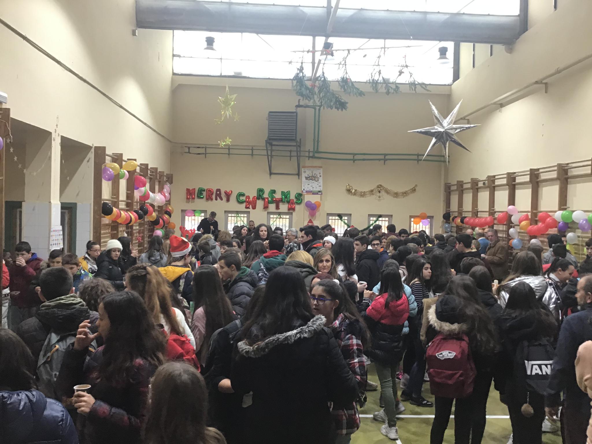 Más de 500 personas se dieron cita en el gimnasio del centro educativo, y lograron recaudar 1.450 euros que irán destinados a las ONG Educa Tanzania y Asalvo