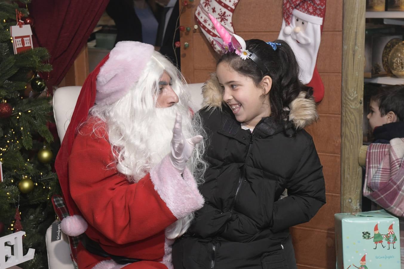 Fotos: Papá Noel y sus elfos llegan a El Corte Inglés del Paseo de Zorrilla